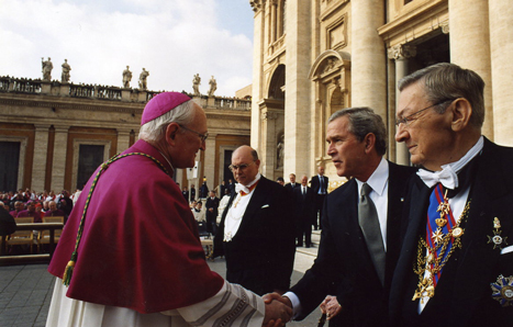 Un Rappresentante dei Cavalieri di Colombo accompagna il Presidente George W. Bush